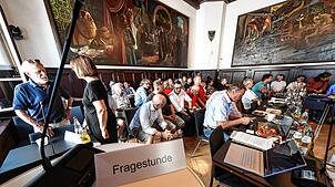 So voll ist der Bürgersaal im Rathaus selten. Anlässlich der Debatte um die Ehrenbürgerwürde von August Kratt waren viele interessierte ...