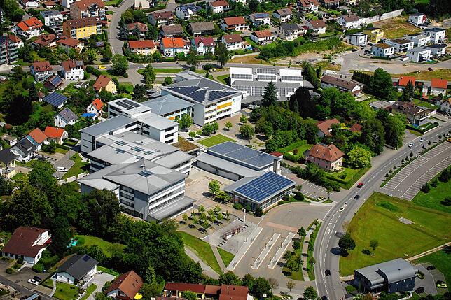 Das Nellenburg-Gymnasium, der Schulverbund sowie das Hallenbad und die Jahnhalle aus der Luft gesehen. Das Foto stammt aus dem Jahr 2019.