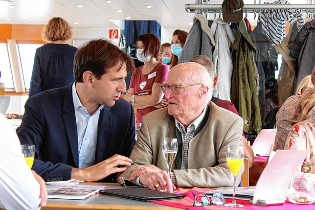 An Bord gibt es auch Gelegenheit für kurze Gespräche wie hier zwischen dem Bundestagsabgeordneten Andreas Jung (links) und Wilderich ...