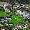 Hier soll der Gesundheitscampus entstehen: Das Bad Säckinger Kurgebiet mit dem ehemaligen Kreiskrankenhaus (links vorn), dem Thermalbad ...