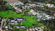 Hier soll der Gesundheitscampus entstehen: Das Bad Säckinger Kurgebiet mit dem ehemaligen Kreiskrankenhaus (links vorn), dem Thermalbad ...