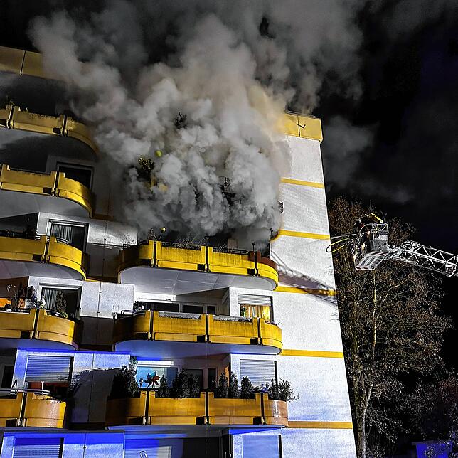 75 Bewohner des Hochhauses im Tulpenweg mussten wegen eines Brandes in der Nacht von Sonntag auf Montag evakuiert werden.