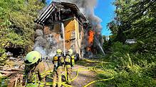 Bei dem Brand eines leerstehenden Gebäude im Wald bei Dogern ist ein Schaden von 250.000 Euro entstanden.
