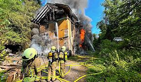 In einem leerstehenden Gebäude im Wald bei Dogern ist am Samstag ein Brand ausgebrochen. Die Feuerwehren aus Dogern und Waldshut waren ...