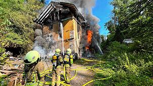In einem leerstehenden Gebäude im Wald bei Dogern ist am Samstag ein Brand ausgebrochen. Die Feuerwehren aus Dogern und Waldshut waren ...