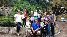 Das Foto zeigt von links: Antje Maurer (Vorsitzende), Tatjana, Elana, Damian, Neo, Norbert Lederle (stellvertretender Vorsitzender), ...