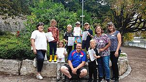 Das Foto zeigt von links: Antje Maurer (Vorsitzende), Tatjana, Elana, Damian, Neo, Norbert Lederle (stellvertretender Vorsitzender), ...