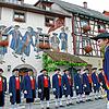 Die Überlinger Schwerttanzkompanie ist im Stadtteil &bdquo;Dorf&ldquo; angetreten, vor dem Haus in der Aufkircherstraße, an dessen Front ...