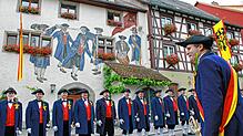 Die Überlinger Schwerttanzkompanie ist im Stadtteil &bdquo;Dorf&ldquo; angetreten, vor dem Haus in der Aufkircherstraße, an dessen Front ...