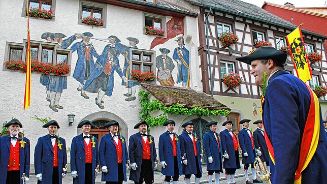 Die Überlinger Schwerttanzkompanie ist im Stadtteil &bdquo;Dorf&ldquo; angetreten, vor dem Haus in der Aufkircherstraße, an dessen Front ...
