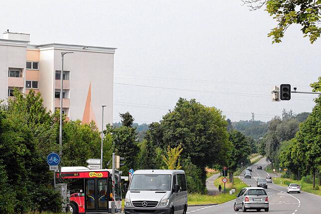 Auf der B 33/Einmündung Bernhardstraße soll über den Standort des Hochhauses hinaus das Tempo von 70 auf 50 Stundenkilometer verringert ...