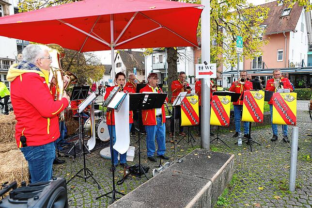 Bild 2: Trubel auf dem Rathausplatz