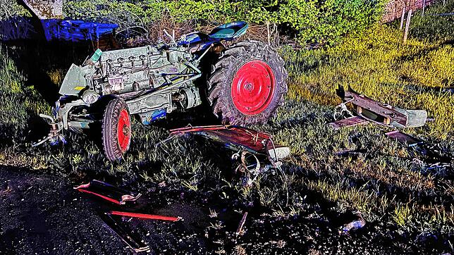 Am Traktor entstand Totalschaden, als er sich neben der Straße überschlug. Die Verletzungen der Männer müssen in der Nacht zum Sonntag, ...