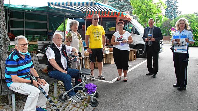 Beim Marktstand am Rathaus Pfaffenweiler trafen Polizeikommissarin Gudrun Brugger und Polizeihauptmeister und Ortsvorsteher Martin ...