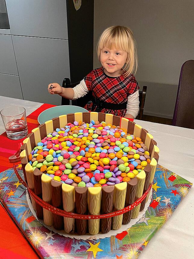 Nelias (3) Wunsch wurde an Heiligabend erfüllt. Sie erhielt einen riesigen Smarties-Kuchen.