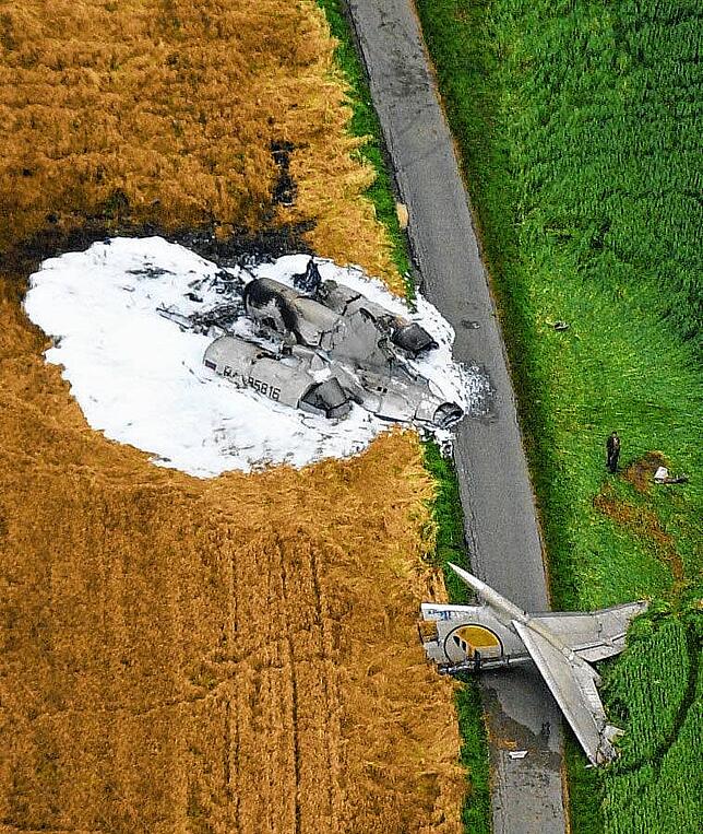 Teile der abgestürzten Tupolew, die neben und auf einem Feldweg nördlich von Überlingen liegen. In der weißrussischen Tupolew, die in ...