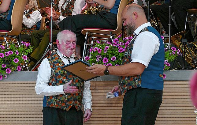 Sichtlich gerührt nahm Franz Leo Braun die Urkunde zur Ernennung zum Ehrenmitglied des MV Kreenheinstetten aus der Hand des Vorsitzenden ...