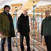 Architekt Bruno Siegelin, Pfarrer Heinz Vogel und Münster und der Vorsitzende des Münsterbauvereins Helmut Villinger direkt unter der ...