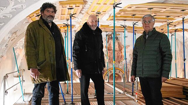 Architekt Bruno Siegelin, Pfarrer Heinz Vogel und Münster und der Vorsitzende des Münsterbauvereins Helmut Villinger direkt unter der ...