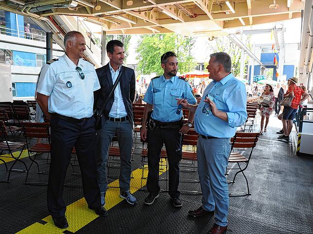 Bild 22: Die neue Fähre wird im Staader Hafen feierlich auf &bdquo;Richmond&ldquo; getauft. Diese Besucher sind dabei