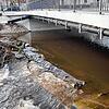 Entlang der Irmabrücke stand bis vor Kurzem noch ein Baugerüst über der Brigach. Viel Wasser, Sturm und Äste haben jetzt dafür gesorgt, ...