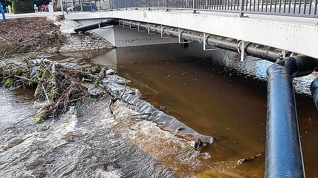 Entlang der Irmabrücke stand bis vor Kurzem noch ein Baugerüst über der Brigach. Viel Wasser, Sturm und Äste haben jetzt dafür gesorgt, ...