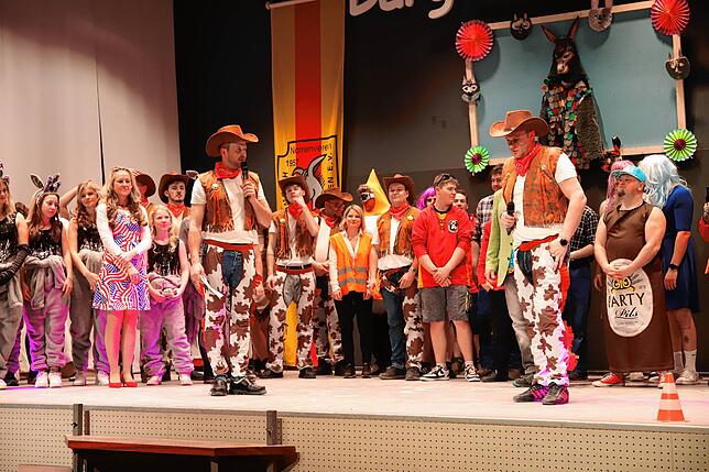 Zum großen Finale kamen nochmals alle Akteure auf der Bühne zusammen.