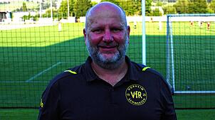 Moral passt: Vorsitzender Jürgen Simon vom VfR Horheim-Schwerzen ordnet die Lage des Schlusslichts trotz des Sieges gegen den SV ...