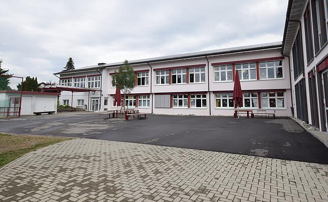 Das Schulgebäude ist stark gewachsen und der Eingang ist nun unten im Schulhof. Der einstige Brunnen musste bei einem der Umbauten ...