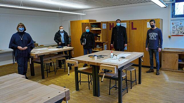 Offiziell in Betrieb genommen wurden die Werkräume der Schlüchttal-Schule nach einergrundlegenden Sanierung. Darüber freuen sich (von ...