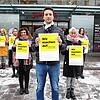 Die Abteilungsleiterinnen und der Geschäftsführer von Mode Zinser in Singen wollen mit einer Plakataktion in den Schaufenstern auf die ...