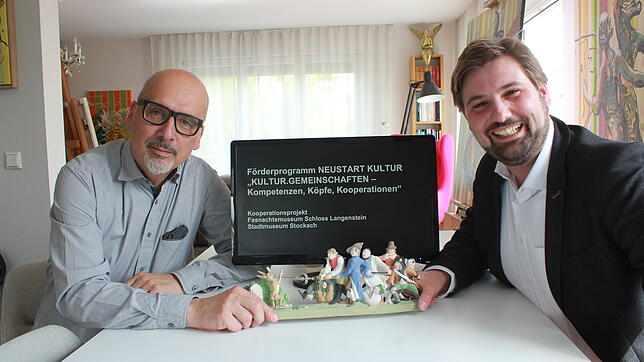 Michael Fuchs (links) und Julian Windmöller bei der Vorstellung ihres geförderten Kooperationsprojekts. Die Zizenhausener Tonfiguren ...