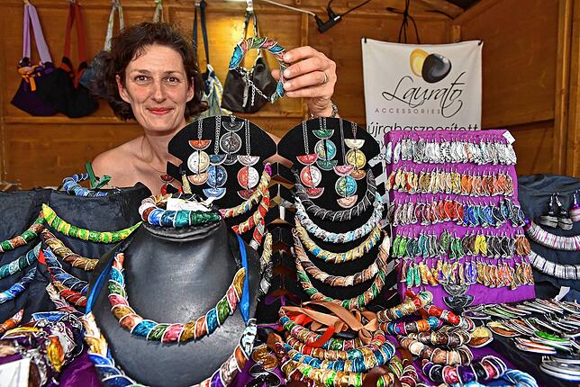 Schmuck aus recyceltem Abfall (auf unserem Bild Kaffeekapseln) bietet die Ungarin Tosh Emese an.