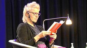 Die Philosophin Svenja Flaßpöhler (links) analysiert in den Räumen der Stoll-Vita-Stiftung in Waldshut zusammen mit der ...