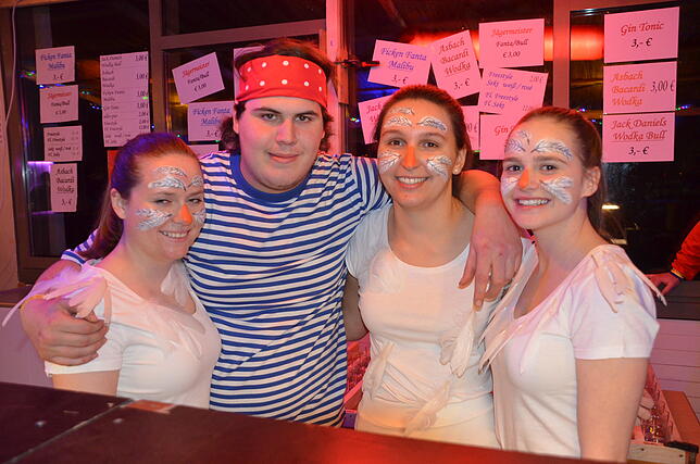 Die Bargirls mit ihrem närrischen Chef.