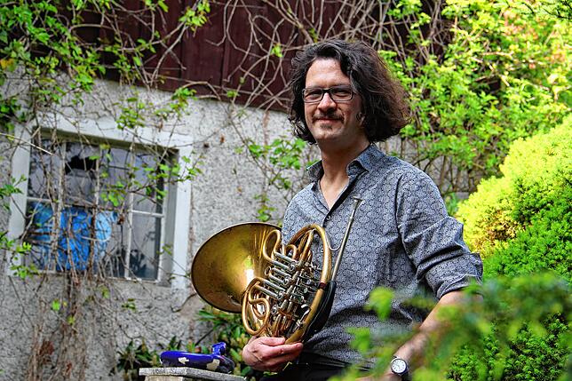 Am grünsten ist es im Gärtle: Johannes Kretschmann sitzt in seinem Garten in Laiz. Er spielt im örtlichen Musikverein das Horn.
