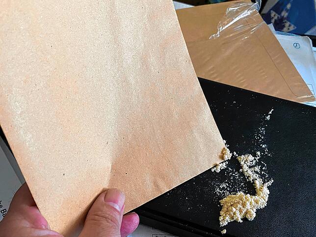 Ein Schreckensszenario: Weißes Pulver rieselt aus einem Brief. Es könnte höchst gefährlich sein. Hier handelt es sich allerdings um ein ...