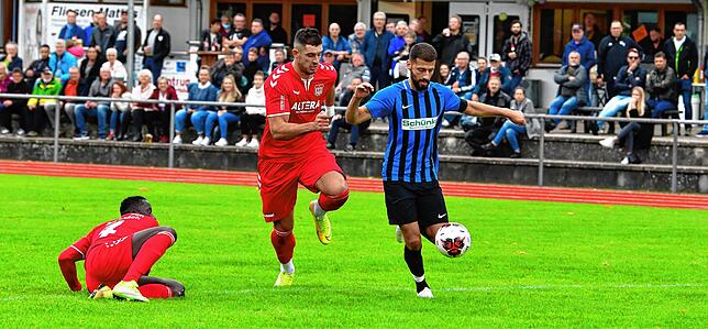 Offensivstark: Ersin Demircan (vorn, gegen den künftigen Laufenburger Eduard Nowak) verlässt die SG FC Wehr-Brennet und spielt nach der ...