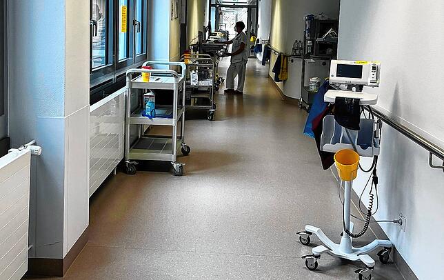 Blick auf die Station DS 22. Die Gänge sind leer, alle Patienten der Isolierstation in ihren Zimmern. 30 Covid-Patienten werden hier ...
