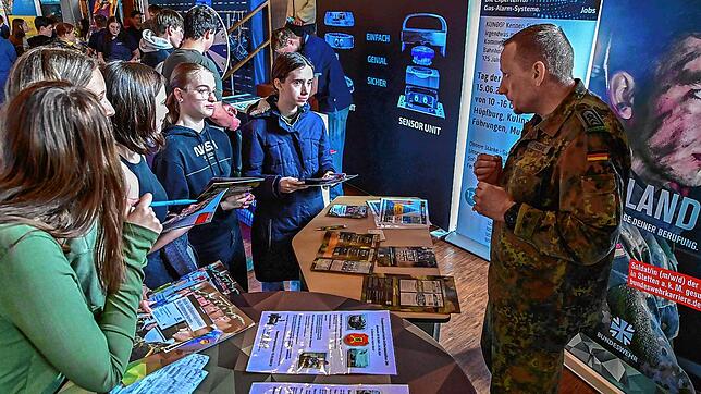 Diese Gruppe junger Damen interessiert sich in St. Georgen bei der Berufemesse für eine mögliche Karriere bei der Bundeswehr. Diese ...
