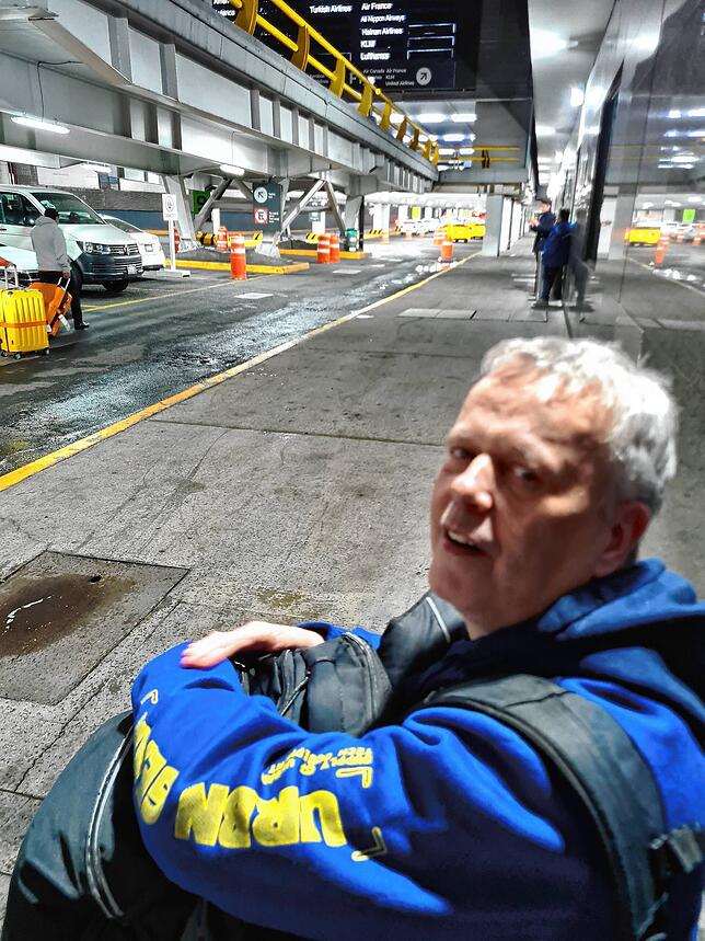 Warten am Flughafen México City auf den Fahrer, der Jürgen Engler und seinen Mann Daniel ins zwei Stunden entfernte Puebla bringt.