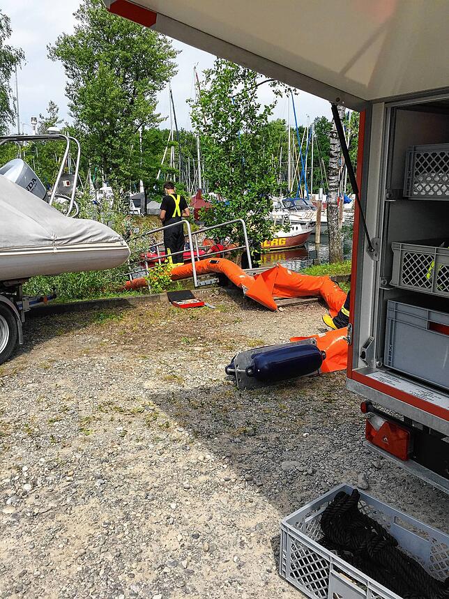 Bild 1: Etwa 100 000 Euro Schaden: Ein BMW versinkt in Langenargen im Bodensee