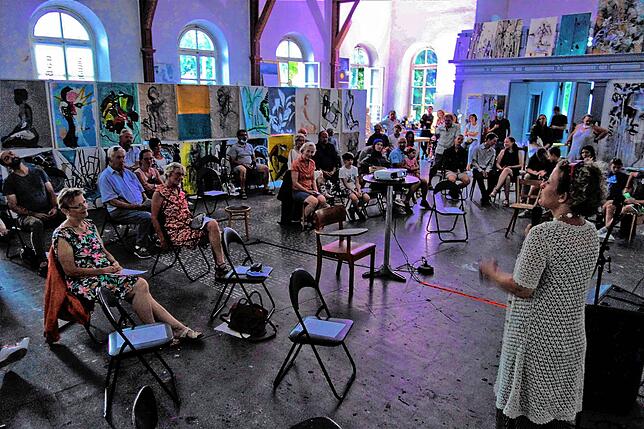 Elke Dachauer (rechts) begrüßte im Namen der Stadt die Besucher der ersten Präsentation des Kurzfilms „Heimkommen“ in der ...