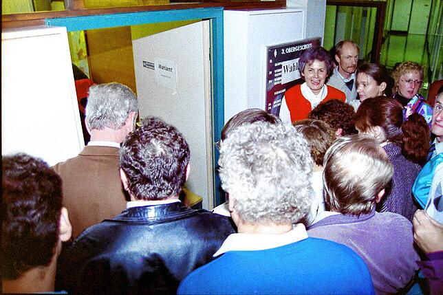 Bild 4: Gedächtnis der Region: Bilder von dem Abend 1993, an dem Rainer Stolz zum Bürgermeister wurde