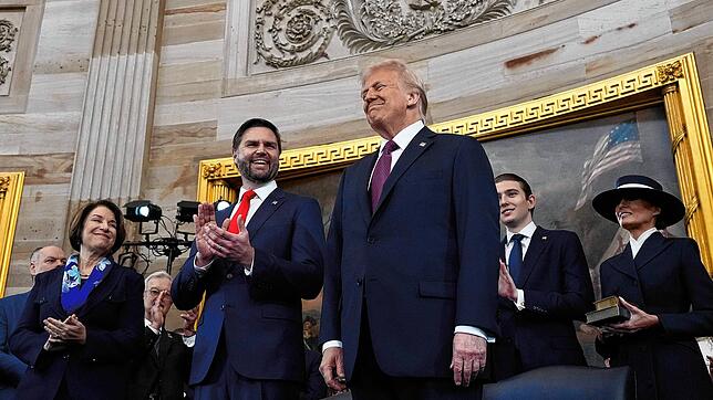 Der neue US-Präsident Donald Trump (r.), und sein Vize JD Vance in der Rotunde des US-Kapitols in Washington.