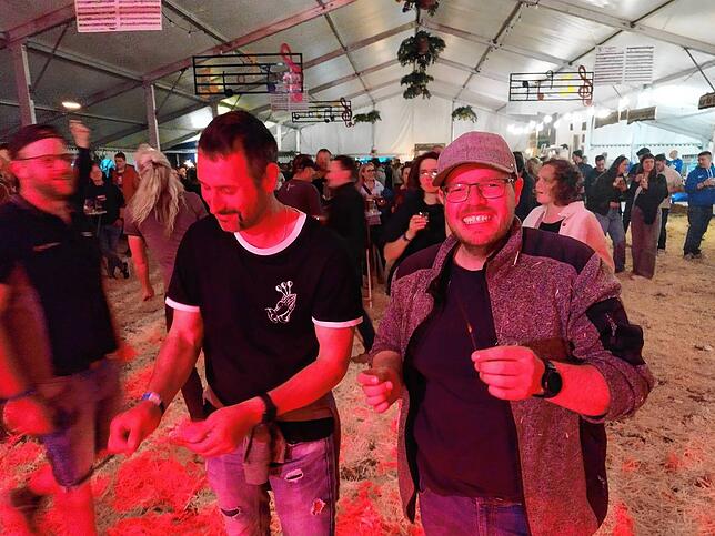 Bild 26: Jubiläumsscheunen zum 100. Geburtstag des Musikvereins lockt die Gäste in Scharen an