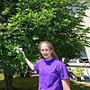 Grün tut gut: Die elfjährige Laura hat an der Magnolie im Garten ihrer Eltern in Allmannsdorf viel Freude. Bald soll es schwieriger ...