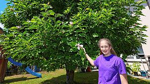 Grün tut gut: Die elfjährige Laura hat an der Magnolie im Garten ihrer Eltern in Allmannsdorf viel Freude. Bald soll es schwieriger ...