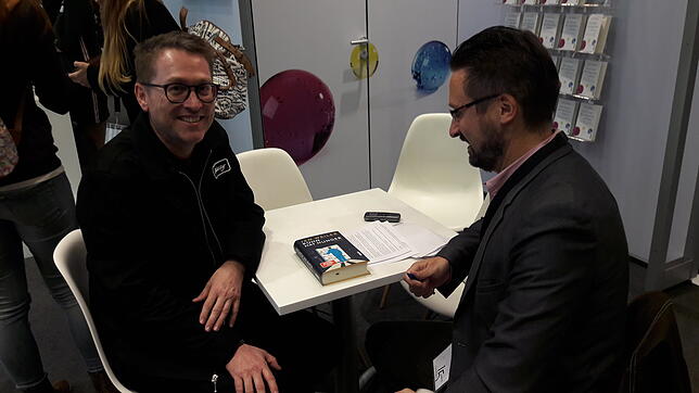 Jan Weiler im Gespräch mit SÜDKURIER-Redakteur Johannes Bruggaier auf der Frankfurter Buchmesse.