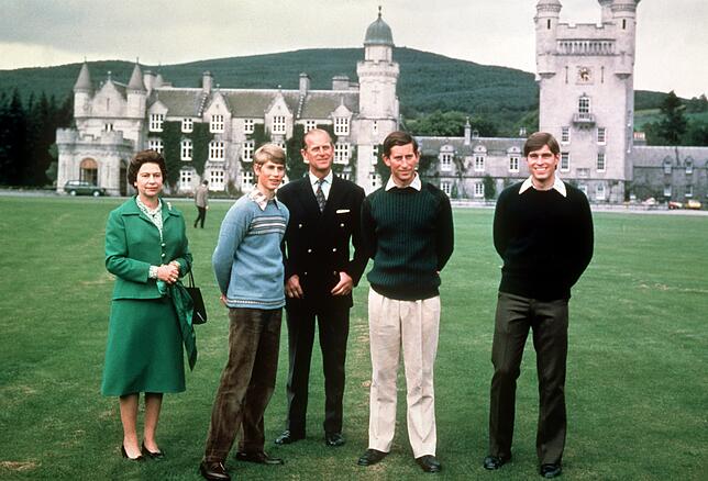 Ein Bild aus dem Familienalbum: Königin Elizabeth II. (von links), Prinz Edward, Prinz Philip, Prinz Charles und Prinz Andrew – ...